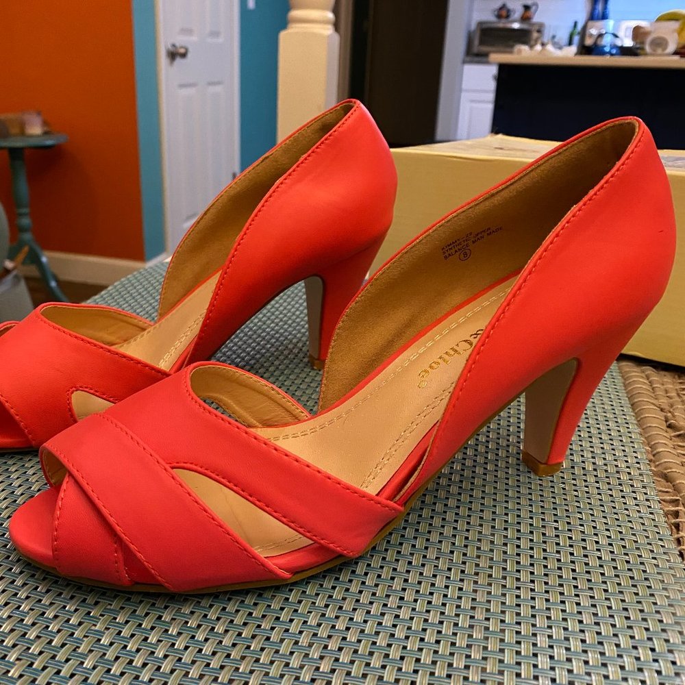 NWT Chase & Chloe Kimmy-29 heels in coral. Size 8